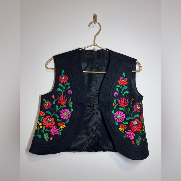 Vintage 1950’s Black Wool Felt Floral Hungarian Matyo Art Vest size 40 - Picture 2 of 13